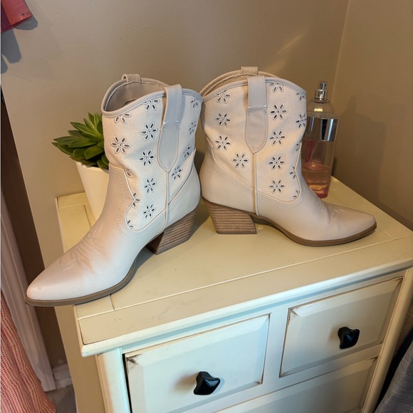DV by Dolce Vita Shoes - DV by Dolce Vita Cream Floral Ankle Booties